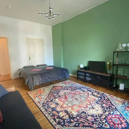 Stylish 2-room With Balcony Next To East Side Gallery