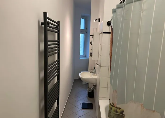 Stylish 2-room With Balcony Next To East Side Gallery * Berlino