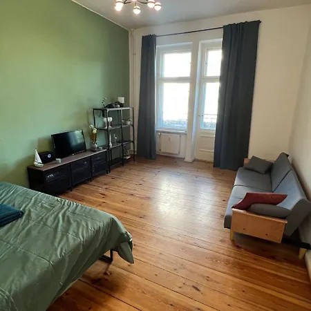Stylish 2-room With Balcony Next To East Side Gallery * Berlim