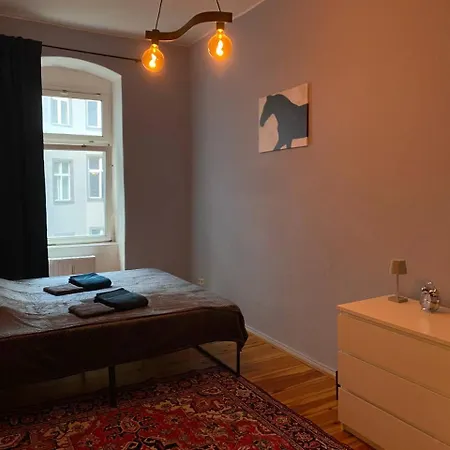 Stylish 2-room With Balcony Next To East Side Gallery * Berlim