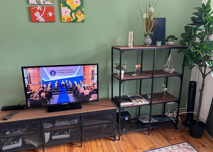 Stylish 2-room With Balcony Next To East Side Gallery